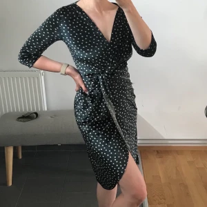 Zara velvet dress - Elegant dark-green velvet dress from Zara Basic Collection with a knot in the front, size S. Used only once. Payment through the app.