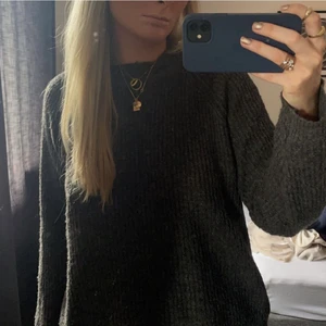 Grå stickad tröja - Superfin grå stickad tröja från only men köpt på vila. Är i mycket gott skick.