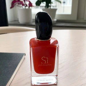 Armani Sì Passione EDP 50 ml - Nypris: 960:- Svårt att uppskatta mer exakt hur mycket som är kvar men baserat på hur få gånger jag använt denna bör åtminstone 80% vara kvar!