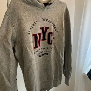 Säljer denna gråa hoodie med NYC tryck på, knappast använd och i mycket fint skick med mjukt tyg. Köparen står för frakten (spårbar)😇💓