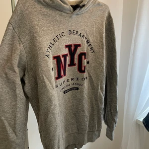 Grå hoodie med tryck - Säljer denna gråa hoodie med NYC tryck på, knappast använd och i mycket fint skick med mjukt tyg. Köparen står för frakten (spårbar)😇💓