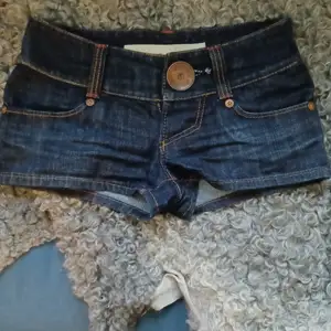 Snygga minishorts från miss sixty. Passar bra på mig som brukar ha ungefär 27/28. Dom är väldigt korta och lågmidjade. Säljer eftersom de tyvärr inte används så myk. Har man frågor så är det bara att skriva<3