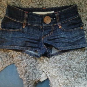 Miss sixty minishorts  - Snygga minishorts från miss sixty. Passar bra på mig som brukar ha ungefär 27/28. Dom är väldigt korta och lågmidjade. Säljer eftersom de tyvärr inte används så myk. Har man frågor så är det bara att skriva<3