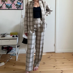 Set Byxor Sjorta - Säljer denna fina sätt köpt från ASOS, använd 2 ggr i perfekt sick!❤️  Säljer på grund av att jag har för många kläder