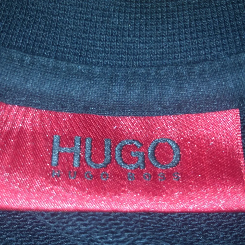 Hugoboss tröja, storlek M, den kan vara lite tajt alltså den sitter inte så löst, priset kan diskuteras också. Den är guld och svart med hugo text på den.. Skjortor.