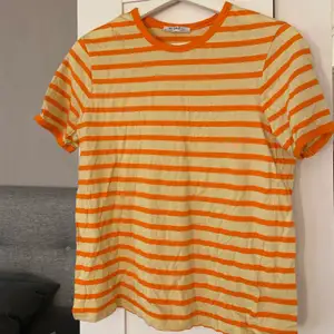 En jättefin orange/gul randig t-shirt från Zara i storlek S. Säljes för 50 kr+frakt