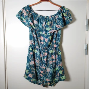 Grön playsuit - Blommig playsuit, helt ny med tagsen kvar! Ser verkligen blå ut på bilderna med den är grön🌻