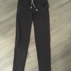 Gråa mjukisbyxor - Säljer mina gråa mjukisbyxor från champion. Storlekarna var väldigt konstiga enligt mig men det är storlek XL till 13-14 åringar. Det står även 162-167cm i dom som ni ser på sista bilden. Jag säljer dom för 50 kr +frakt.