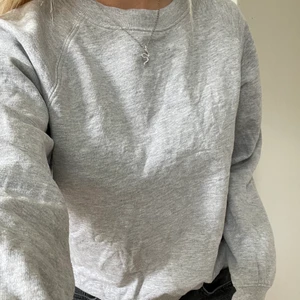 Grå sweatshirt  - Sweatshirt från Cubus, köparen står för frakten på 66kr 