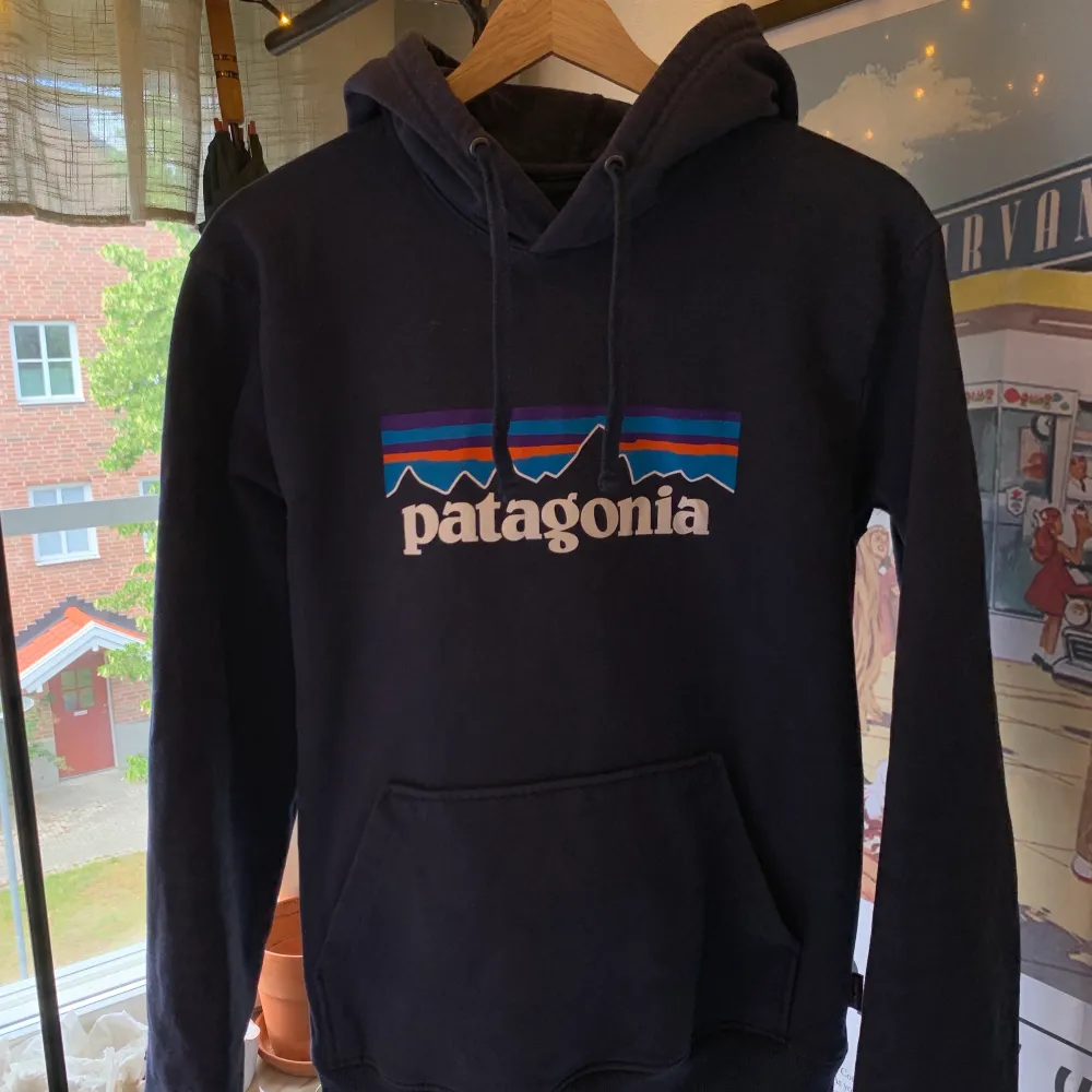 Säljer en herr Patagonia hoodie i storlek S. Bra i storleken, varken liten eller stor i storleken.  Använd, så den är aningen uttvättad för en mera vintage look, annars i bra skick.  Nypris cirka 1000.. Hoodies.