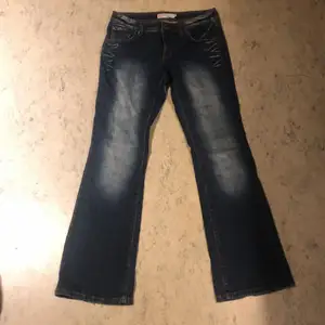Vintage y2k style Japanese jeans, low rise with flared leg openings with a slight distressing on the back side. If there is eny question feel free to message.