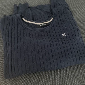 En fin mörk blå tröja, har knappt använt från Gina ticot i storlek M -  Tröjan är i storlek M men om man inte vill ha tröjan är så tajt så funkar det också om man har en mindre storlek 