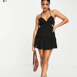 Svart klänning - Svart sommarklänning från asos. Passar S-M