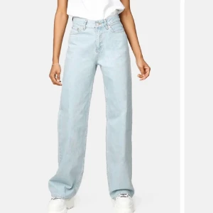 Fina jeans  i storlek S är nästan helt nya men har en liten fläck på bakre benat som inte sysns så mycket - Fina jeans  i storlek S är nästan helt nya men har en liten fläck på bakre benet och är lite  förstora för mig 💙