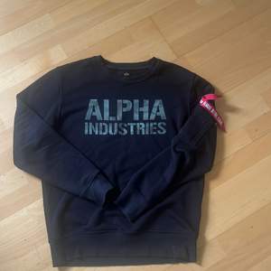 Säljer en Alpha industries tröja utan luva, i storlek S. Använd några gånger så skulle säga 8-9-10 