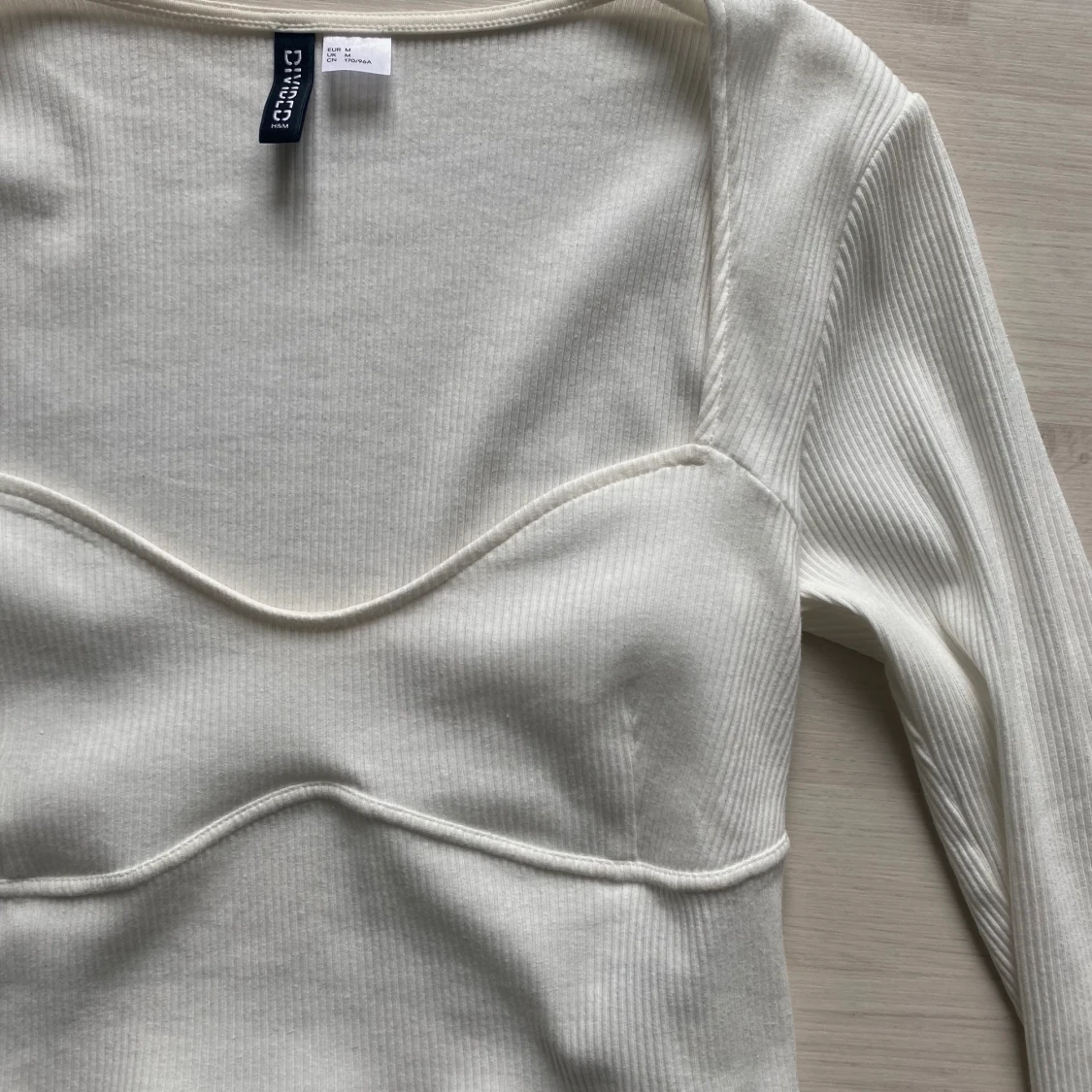 Kort långärmad tröja med urringning  - 90