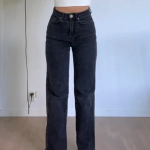 Svarta jeans  - Laddar upp på nytt då hon som ville köpa slutade svara! Köpta från Madlady, jag är 155cm