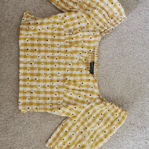 Söt magtröja - Somrig magtröja med solroser på från shein, storlek xs/s