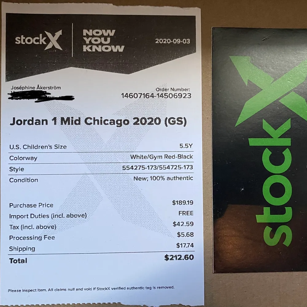Helt oanvända Jordan 1 Chicago. Storlek EU 38. Nypris 2400kr, jag säljer dem för 1900kr vid snabbköp! Köpta på StockX, kvitto finns!🤍. Skor.