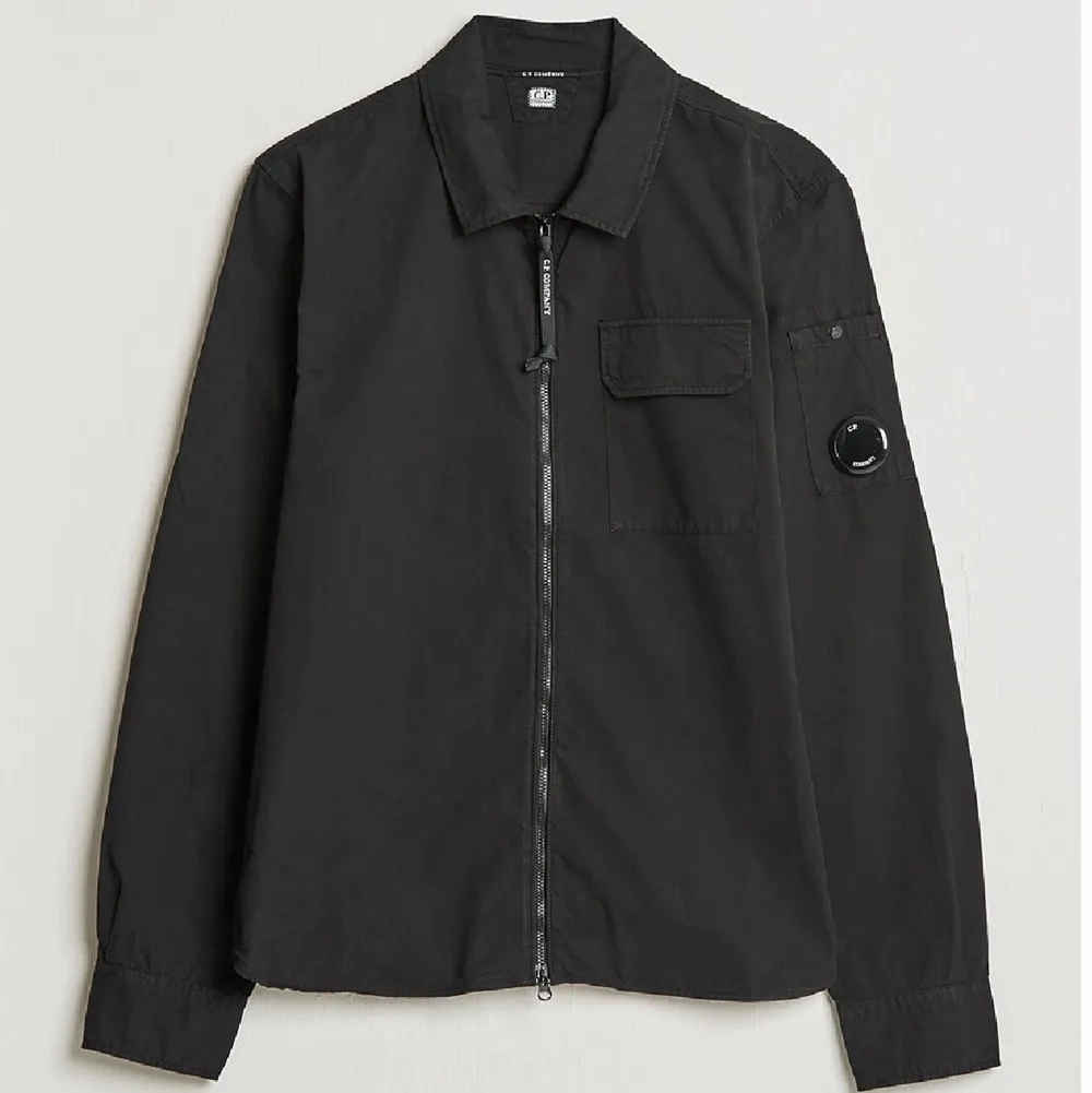 En svart cp company overshirt i bra skick. Nypris 2599kr. Tröjor & Koftor.