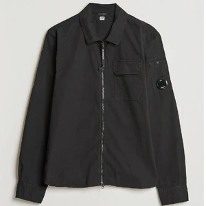 Cp company overshirt - En svart cp company overshirt i bra skick. Nypris 2599kr