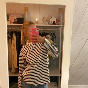 Randig tröja, strl S - Säljer denna söta randiga tröja från Gina tricot! Den är tunn i materialet och är lite oversize💕 skriv för fler bilder💋
