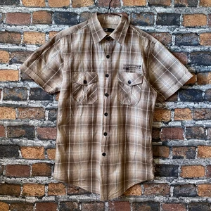 Beige randig kortärmad skjorta - En ur snygg skjorta i fint skick. Tyvärr för liten för mig därav säljes. Märket är IDENTITY. Texten på ryggen ”Rock Deluxe”. För fler bilder eller mått kontakta mig! ✨