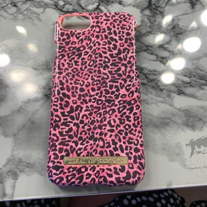 Ideal of sweden ska iPhone 8 - Ett rosa ideal of sweden skal som köptes i våras har inte hunnit bli använt då jag bytte telefon strax efter finns kartong kvar!!💗