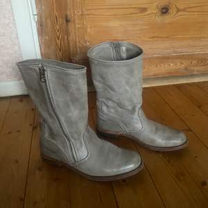 As snygga boots i en grå/beige färg som tyvärr är för små för mig💕 köpt secondhand!