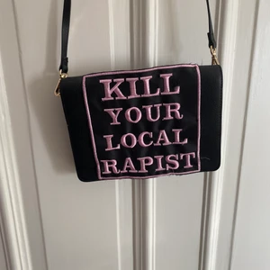 Handväska med patch - Handväskan är från H&M Patchen är hemgjord av en spansk konstnär, som jag sydde på  Använd några få gånger, nästan som ny Kanske behöver sys om  