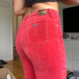 otroliga vintage armanibyxor - säljer mina älskade armanibyxor då de snabbt blev för små för mig :( har klippt de, så byxorna går ungefär till anklarna på mig som är 170. de liknar typ sammet i materialet!!