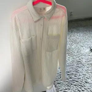 Denna tröjan har nästan aldrig kommit till användning! Så därför säljer jag den billigt!💘