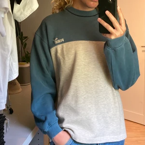 PUMA vintage tröja - Tjocktröja puma, storlek S men ganska oversized, blå/grå, köpt second hand. Bra skick förutom ett litet hål på framsidan vilket syns på andra bilden.