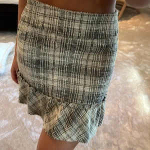 Kjol  - Säljer denna kjolen från vero Moda, köparen står för frakten! ❤️