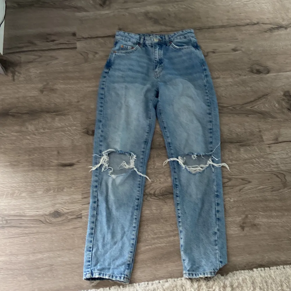 Säljer dessa blåa jeans med hål på vardera knä. Bra skick och tvättad. Jag tröttnade helt enkelt på de bara. 💓. Jeans & Byxor.