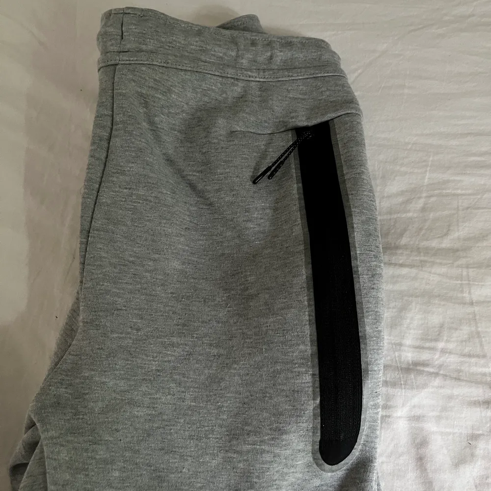 Nike tech byxor i storlek xs. Mycket bra skick. Köpta från Nike.com. Skriv för mer bilder! Skick 9/10.  Nypris: 999kr.  Jag säljer för: 350:). Jeans & Byxor.