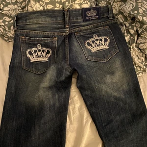 Victoria Beckham Jeans - Ett par jättesnygga jeans som jag köpte här på plick men som tyvärr var för små. Dom är lågmidjade och utsvängda längst ner💗