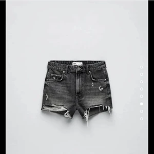 Zara shorts  - Säljer dessa shorts ifrån zara dom är i storlek 36/38. Säljer för 199 plus frakt💕skriv privat vid intresse. 