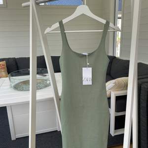 Säljer helt oanvänd ljusgrön klänning från zara som sitter tight på kroppen. Klänningen är i storlek S och har en liten slits där bak💘 skriv om du har några frågor eller om du vill diskutera priset!