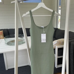 Grön klänning - Säljer helt oanvänd ljusgrön klänning från zara som sitter tight på kroppen. Klänningen är i storlek S och har en liten slits där bak💘 skriv om du har några frågor eller om du vill diskutera priset!