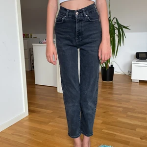 Ginatricot jeans  - Detta är ett par svarta Ginatricot jeans i storlek 32. Längd: 63 cm midja: 25/26 cm. De är i bra skick men det finns ett litet litet hål en liten bit över knäet. jag köpte de för 500 kroner❤️