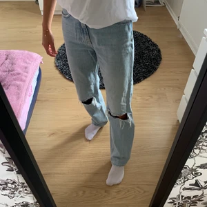 Jeans  - Säljer dessa jeans från Gina Tricot, då dom är förstora för mig. Använda men är i fint skick!  Vid intresse tveka inte att kontakta!🤩