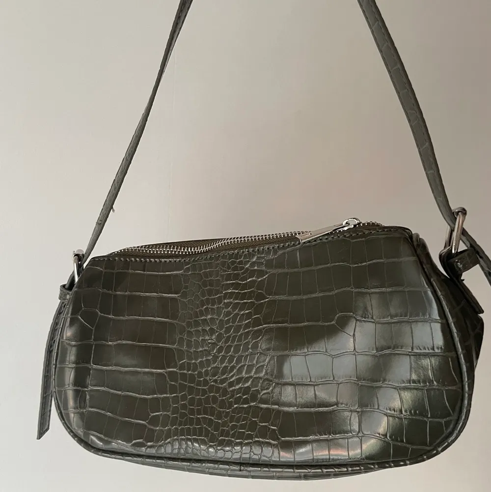 Mörkgrön rymlig väska från Nelly, aldrig använd!💗 (köparen står för frakten, tryck inte på ”köp direkt”). Väskor.