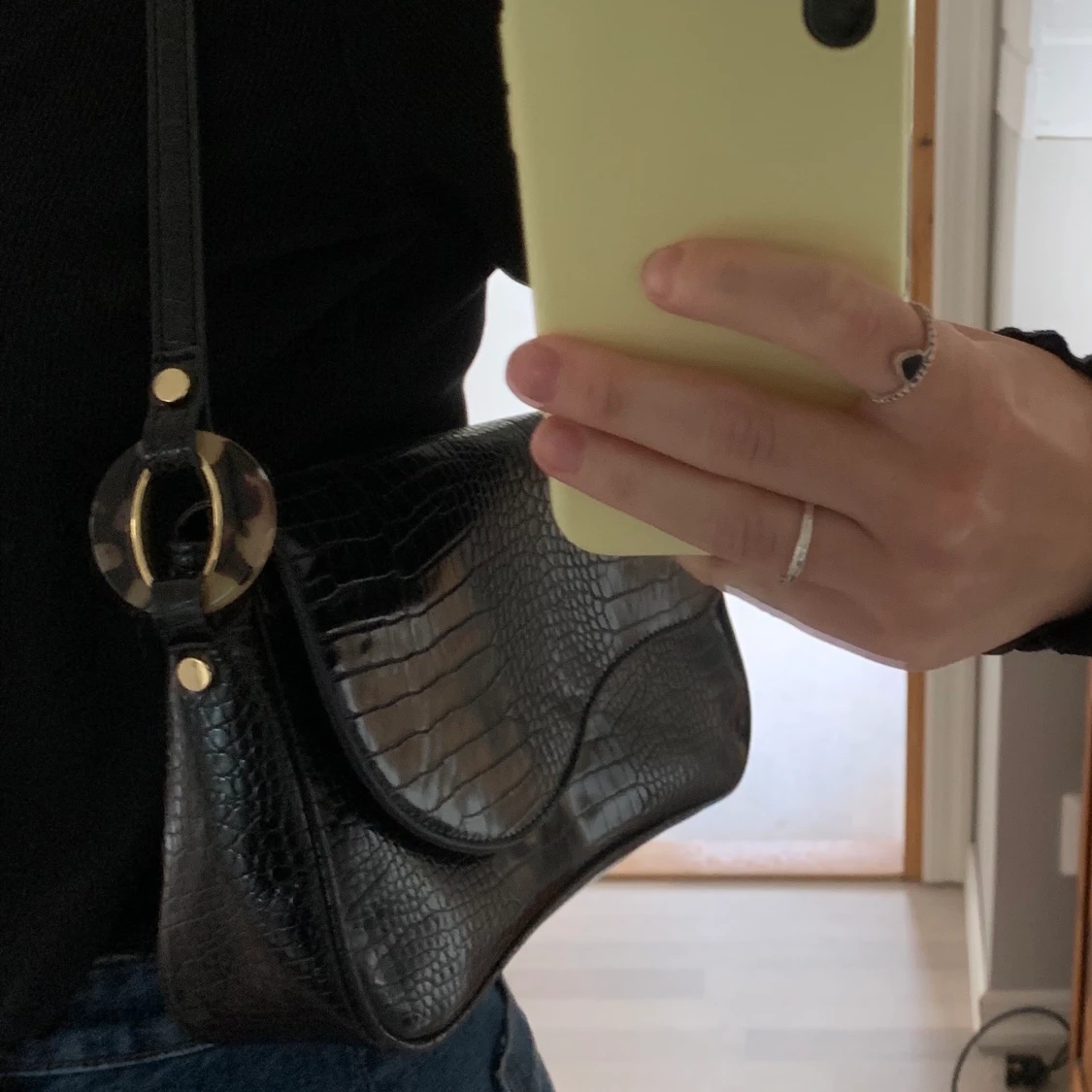 Axelväska i krokodil