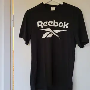 Lätt Träningströja från Reebok (äkta) svart  Ventilerande mesh i  ryggen Herrstorlek S Ny! aldrig provad, lappparna kvar. Frakt tillkommer.