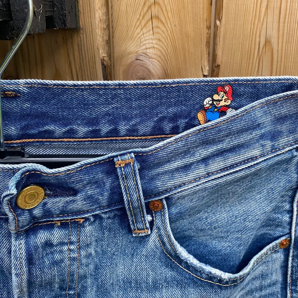 Levi’s jeans 501:or super mario tema. Reva på ena knäet.  Storlek: W30 L32.           Normal i storlek Använda ca. 3ggr inköpta för 2 år sen - superbra skick.  Skönt basplagg! . Jeans & Byxor.