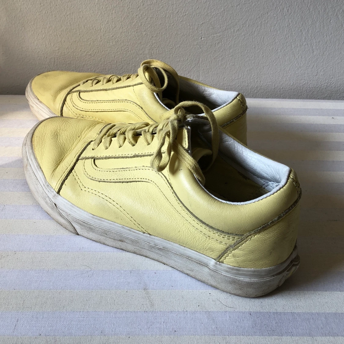 Vans i ljusgult läder