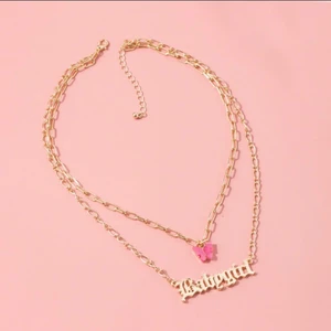 ”Babygirl” halsband i guld  - Fin accessoar 