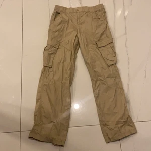 Cargos  - Säljer dessa cargos från H&M då ja inte längre har användning för de. Säljer likadana i svart också om någon är intresserad! 