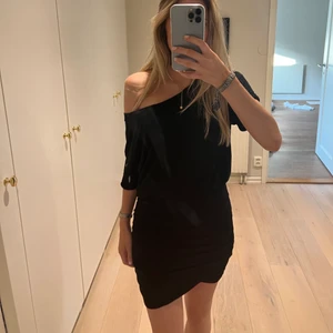 Hunkydory klänning - Sjukt snygg klänning från Hunkydory som är i storlek xs men passar xs-m🖤🖤 Fläcken är på spegeln!
